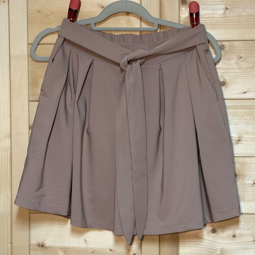 Kate Kasin High-Waist Pleated Shorts
